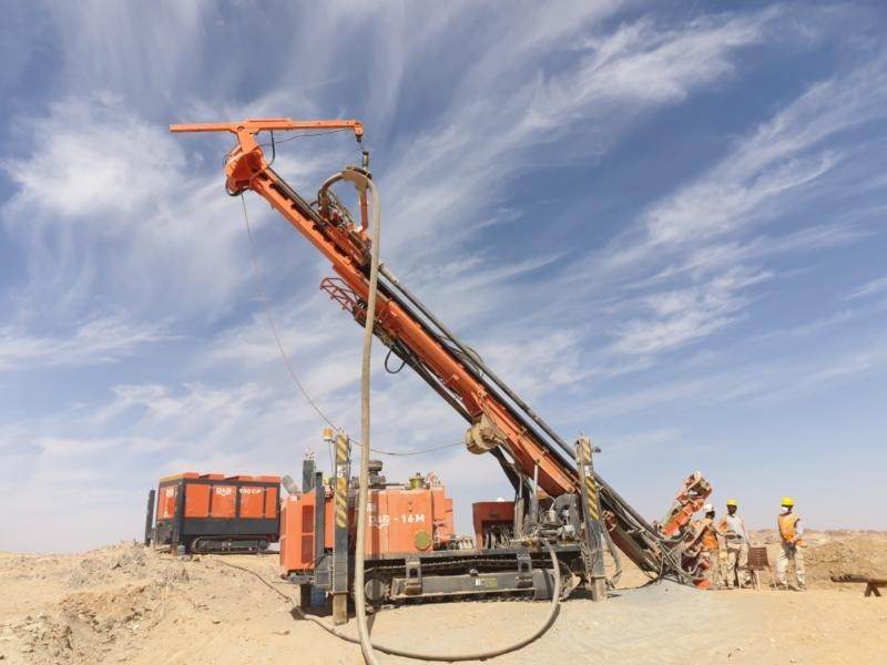 Hanjin D&B-16 Multi crawler-mounted multipurpose drill rig with its mast inclined (manufacturer photo)