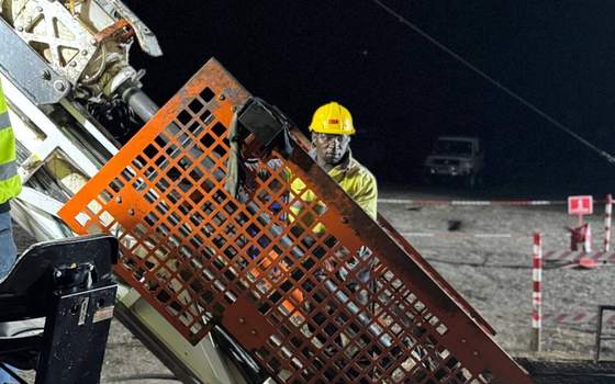 Rod handling on the rig, night shift